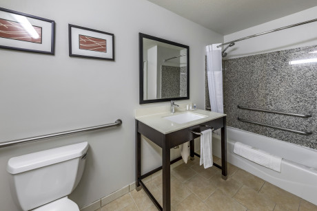 Comfort Inn & Suites North Hollywood - Bathroom 5
