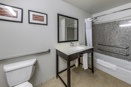 Comfort Inn & Suites North Hollywood - Bathroom 