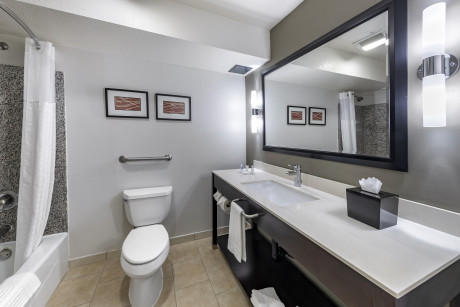 Comfort Inn & Suites North Hollywood - Bathroom 