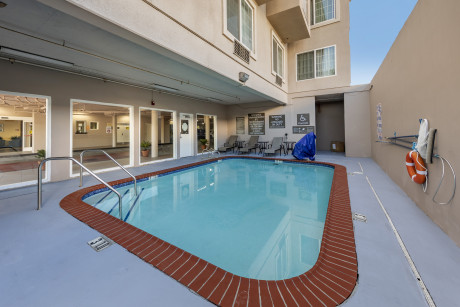 Comfort Inn & Suites North Hollywood - Pool Area